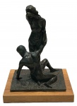 MANDARINO Gilberto - Escultura em bronze patinada, representando "casal nú", base em madeira, medindo: 48 m alt. x 36 cm x 33 cm
