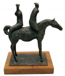CARYBE (1911-1997) - escultura em bronze patinado, base em madeira, medindo: 40 cm x 31 cm x 21 cm
