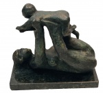 CARYBE (1911-1997) - escultura em bronze patinada, base em mármore, representando "maternidade", medindo: 20 cm alt. x  13 cm x 22 cm