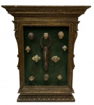 Farnese DE ANDRADE (1926-1996) - escultura em madeira, Oratório com fragmentos, medindo: 80 cm x 65 cm