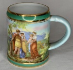 DP- RARA CANECA DE COLEÇÃO DE PORCELANA DECORADA COM CEBAS GALANTES E PINTURA EM OURO, MEDINDO 12 CM DE ALTURA. OPORTUNIDADE!