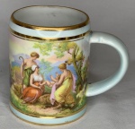 DP- RARA CANECA DE COLEÇÃO DE PORCELANA DECORADA COM CEBAS GALANTES E PINTURA EM OURO, MEDINDO 12 CM DE ALTURA. OPORTUNIDADE!