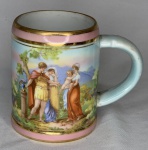 DP- RARA CANECA DE COLEÇÃO DE PORCELANA DECORADA COM CEBAS GALANTES E PINTURA EM OURO, MEDINDO 12 CM DE ALTURA. OPORTUNIDADE!