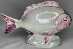 ESCULTURA DE PORCELANA REPRESENTANDO PEIXE, DE PORCELANA COM PINTURA IRIDESCENTE, MEDINDO 22 CM X 12 CM ALT. LINDÍSSIMO!