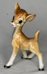 MAGNÍFICA ESCULTURA DE PORCELANA REPRESENTANDO BAMBI MEDINDO 16 CM ALT