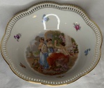 BAVARIA- MAGNÍIFICO BOWL DE PORCELANA MEDINDO 24 CM DIAM., PINTADO COM CENA GALANTE. BORDAS VAZADAS.