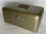 Antiga caixa de ferro , sem a chave (está aberta) medindo 24 cm comp x 10 cm alt x 14 cm prof.