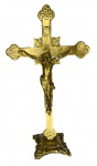 Crucifixo em metal dourado, medindo: 38 cm alt.