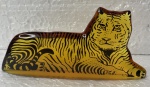 ABRAHAM PALATNIK- escultura de resina de poliéster representando tigre, medindo: 14 cm x 7 cm alt.