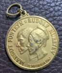 Medalha de metal dourada, medindo: 3,5 cm diâmetro.
