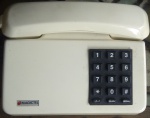 Antigo telefone Magictel, não testado, com marcas do tempo.