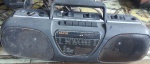 Rádio gravador Sanyo, toca fitas, lote com marcas do tempo, oxidado, não testado vendido no estado.