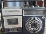 Rádio antigo Internacional e toca fitas, não testado, oxidado, marcas do tempo, lote vendido no estado.