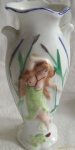 Jarra em porcelana  com desenhos no cetro e bordas recortada- Altura: 17 cm