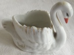 Escultura em porcelana representado por cisne - Medida: 5x9 cm