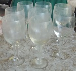 Oito  taças antigas em cristal com desenhos lapidados - Alturas: 17 cm , Lote  com vidro fosco devido ao tempo, não sai lavando.