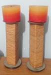 Lindo castiçais em sisal adquirido da antiga loja IMAGE, com velas compradas na fábrica de Penedo. Altura:  32 cm ,com as velas.