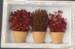 Quadro miniatura com vasinhos internos com flores secas- Medidas: 29x19x5 cm