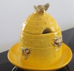 Porta mel com presentoir em porcelana, com desenho de abelha.- Lote com bicado na abelha superior.
