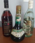 ccccLote com 03 garrafas de bebidas, sendo 01 Run Bacardi Carta Blanca (aberto), 01 Bacardi Premium Black e um Creme de menta(lacrado