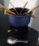 aparelho fondue, 1 panela, 1 tampa com guia para garfos,1 suporte ,1 espiriteira , 6 garfos com cores indicativas..