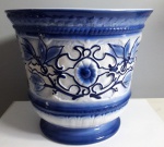 Belíssimo vaso em porcelana com desenhos em alto relevo - Diâmetro: 28 cm  e Altura: 26 cm
