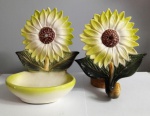 Linda saboneteira e gancho de parede, confeccionada em porcelana em forma de flor - Medidas 13x17 cm e 14x17 cm
