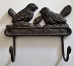 Gancho de parede em ferro forge com dois  ganchos  com decoração de pássaros - Medidas: 11x11 cm