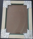Antigo porta retrato com detalhes nas bordas em metal - Medida:  23x29 cm Lote sem apoio e marcas do tempo.