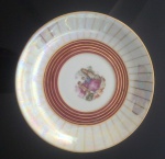 Pequeno prato decorativo em porcelana perolado ao fundo com desenho de época , bordas com detalhes em dourado- Diâmetro: 15 cm