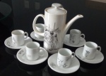 Aparelho de café em porcelana pintados  a mão com motivos brasileiros,  seis xícaras , seis pires e um bule, com marcas do tempo.