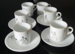 Jogo de café em porcelana pintado a mão com motivos brasileiros contendo seis xícaras e quatro pires e  om marcas do tempo.Um pires sem pintura.