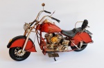 Grande moto de metal e lata com ricos acabamentos remetendo a antiga moto India. Medidas 40cm x 28cm de altura.