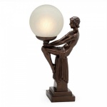 Grande luminária ao melhor estilo Art Noveau representando figura feminina com esfera luminosa. Peça confeccionada em material sintético com cúpula de vidro fosco. Medida 44 cm de altura.