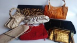 Lote com 8 (oito) bolsas femininas de diversos modelos, tamanhos e materiais.
