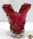 Vaso floreira em vidro de murano vermelho com bolhas internas. Medindo 29,5cm de altura.