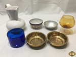 Lote composto de jarra em porcelana, 2 bowls em latão, 1 bowl em porcelana, 1 bowl em alumínio e taça de conhaque em vidro âmbar. Medindo a jarra 17cm de altura.