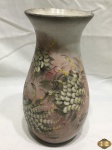 Vaso floreira em porcelana pintada. Medindo 19,5cm de altura.