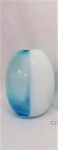 Vaso em vidro murano nas cores azul e branco leitoso.Medida 16 de altura, 2.5 diametro