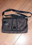 Pequena bolsa    com divisorias com alça marca Kiplling cor beringela. Medida 25cm x 13 cm