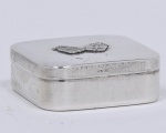 Caixa em prata européia, teor 925 ml. Corpo liso com dois brasões em relevo na tampa. Med. 2,2 x 6 x 6 cm. Peso 61 gr.