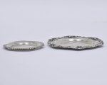Dois porta copos em prata de lei, sendo um prata portuguesa e o outro prata inglesa. Med. diâm. 14 cm e 9 cm.  Peso 158 gr.