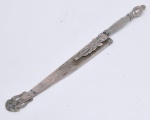 Antigo punhal com bainha em prata de lei. Presilha em forma de figura cinzelada com fitomorfos. Lâmina com desgastes do tempo. Med. 24,5 cm e 15,5 cm de lâmina.