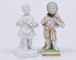 Duas esculturas em porcelana, sendo uma policromada e outra branca representando casal de jovens. Europa séc. XIX. Med. alt. 11 cm e 10 cm.