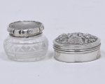 Duas peças , sendo caixa porta pílula em prata portuguesa, contraste javali e um frasco em cristal translúcido com tampa em prata teor 925 milésimos. Med. 1,5 cm x 4 cm de diâm.  e 3 cm x 3,5 cm de diâmetro.