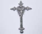 Raro crucifixo com cristo em prata cinzelada e burilada do séc. XVIII. Decorado com flores e ramos em relevo. ( Faltam dois cravos ). Med. 24 x 15 cm. Peso 188 gr.