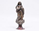 Nossa Senhora da Conceição, esculpida em madeira com policromia ( no estado, desgastes e faltas ). Brasil séc. XVIII / XIX. Med. 29 cm de altura.
