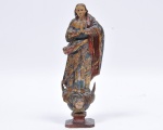 Nossa Senhora da Conceição esculpida em madeira com rica policromia ( desgastes e falta ). Brasil séc. XIX. Med. 28,5 cm de altura.