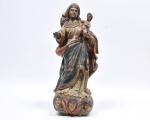 Nossa Senhora do Rosário, peça esculpida em um só bloco de madeira com rica policromia e panejamento, apoiada sobre nuvem com três cabeças de anjos. Med. 52 cm de altura.