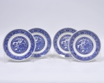 Quatro pratinhos em faiança azul e branca. Decoração " Pombinho ", provavelmente inglesa. Med. 18 cm de diâmetro.